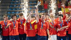 Fuertes, segundo por la derecha, celebrando el t�tulo de campe�n del mundo con sus compa�eros de la selecci�n el pasado 2025. 