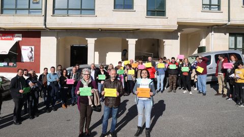 Concentración de los vecinos de Barro afectados por la subasta de su edificio por parte de la Sareb