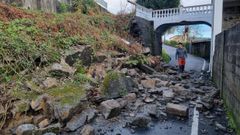 Un muro se vino abajo en el lugar de Fontemelendre, en Campolongo (Pontedeume), e invade la vía