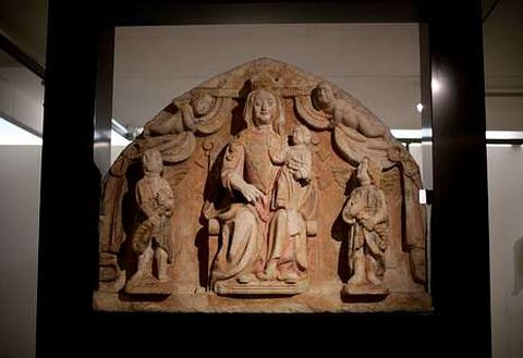Reverso del t�mpano de granito con la figura de la Virgen y el Ni�o, datado en el siglo XVII.