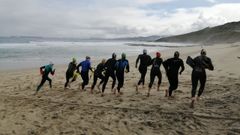 Aspirantes a socorristas en Arteixo realizando las pruebas de selecci�n en fin de semana pasado