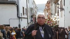 Manuel Lage, en imagen de archivo, presidiendo una procesión de la Semana Santa de Viveiro