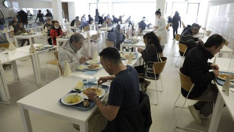 doble.Comedor de Padre Rubinos, donde se reparten unas 550 raciones de comida diarias