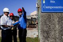 Alberto Unsain, Javier Unsain y Carlos Calvelo, ayer, durante su visita al cementerio de Pastoriza.