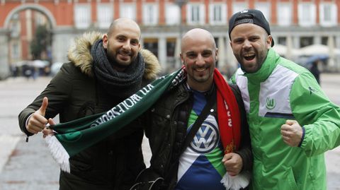 Aficionados del Wolfsburgo en la Plaza Mayor.