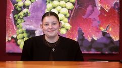 Elisa Conde tras el mostrador de la oficina de turismo de Monforte