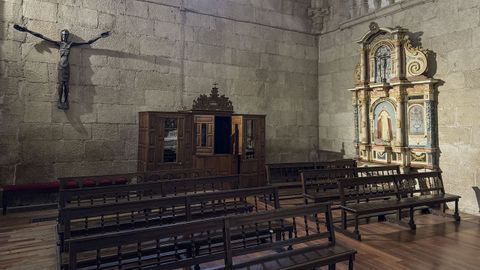 Catedral de Ourense. Capilla de las Nieves, con el cristo de Acisclo Manzano.