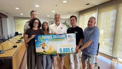 De Jes�s, Hermo, Buig, Fajardo, Allo y Rodr�guez sosteniendo el cheque con la donaci�n para Asanog recaudada en el torneo interparroquial de Boiro