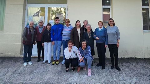 Cristina Capel�n, en el centro, en As Encrobas