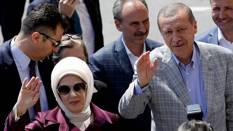 Erdogan, tras votar con su mujer