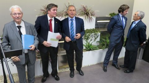 Mat�as Garc�a Alba, primero por la izquierda, junto a su hijo Mat�as Garc�a Fantimi y el alcalde de Monforte, Jos� Tom�, en la inauguraci�n en el 2016 de la cl�nica Doctor Mat�as