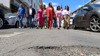 Carmela L�pez inspeccionando las calles de Cantarrana en las que se va a mejorar la pavimentaci�n