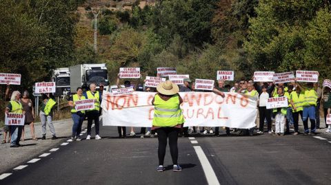 Los participantes en la protesta iban encabezados por una pancarta en la que se le�a  Non ao abandono do rural 