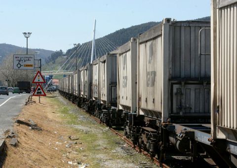 En la fotograf�a, un convoy de mercanc�as accediendo al muelle interior de Ferrol. 
