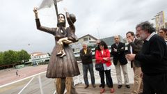 Csar Lombera supervisi una primera recolocacin de su obra en O Cavadelo en el 2012