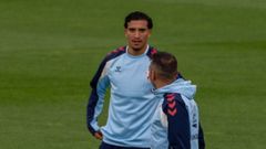 Couhaib�Driouech, con Iago Aspas, en el entrenamiento del Celta de este mi�rcoles.