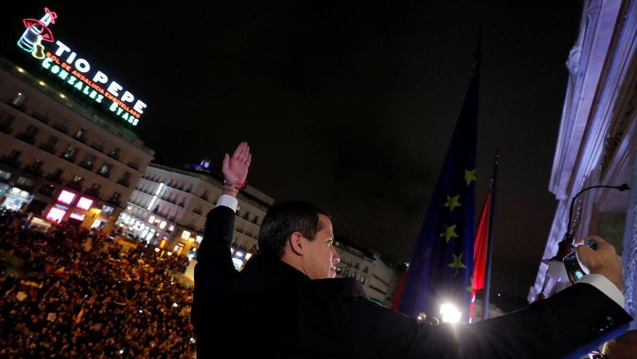 Ayuso entrega la Medalla de Madrid a Guaidó: «La Puerta del Sol es la ...