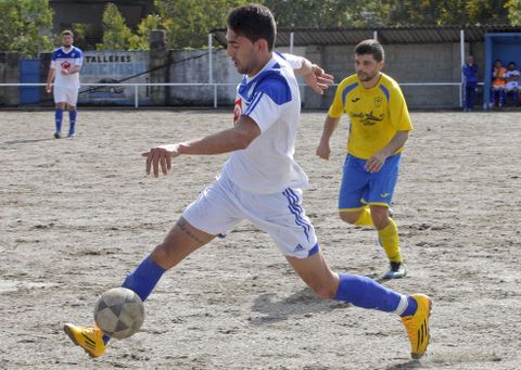 El sonense Adri�n Touza (de blanco) en el encuentro disputado hace dos semanas ante el Lamp�n. 