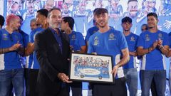 Pablo G�mez, redactor de Deportes de La Voz, y Altimira, con la caricatura del equipo.