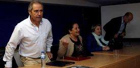 El nuevo responsable de la entidad, Julio Simarro, junto a Silvia Sampedro en la asamblea