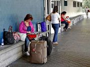 Pasajeros del vuelo a Oporto se suben al autob�s que enlaza Pontevedra con Oporto.