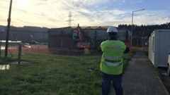 As� avanzan los trabajos de derribo en las naves de la playa de O Pedrido