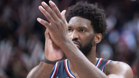 Embiid aplaudi� de forma ir�nica a los �rbitros en el Scotiabank Arena.
