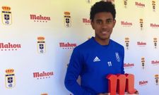 Yoel B�rcenas con el premio a mejor jugador de enero