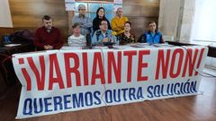 Representantes de las plataformas vecinales de Caldas, este viernes en el Concello, donde anunciaron una manifestacin