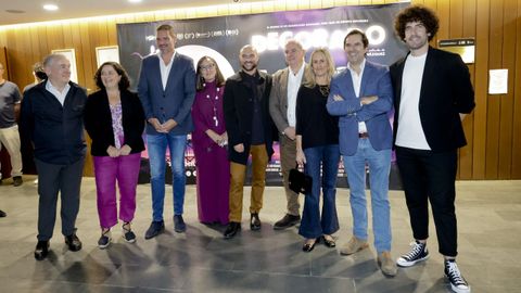 Fotocol en la entrada del Teatro Col�n con el director de cine, Alberto V�zquez, en el centro