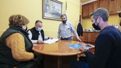 Representantes de la Federaci�n Vecinal de Lugo con el concejal de Mobilidade, Rub�n Arroxo