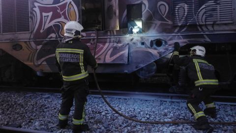 Bomberos extinguen el incendio de una locomotora