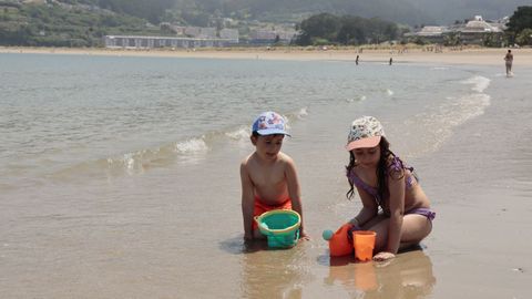 La playa viveirense de Covas, donde este martes encender&aacute;n la hoguera de San Juan