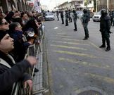 Manifestantes y antidisturbios, en la cacerolada del 2 de marzo.