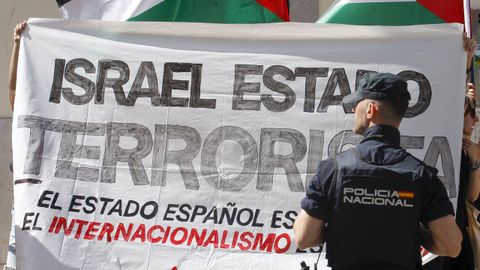 Las protestas por la presencia del equipo Israel Premier-Tech en la Vuelta Ciclista a Espaa han proseguido este sbado coincidiendo con el arranque de la decimocuarta etapa de la Vuelta ciclista a Espaa, que se disputa sobre 135,9 kilmetros en Asturias con comienzo en Avils y final en las duras rampas del Alto de la Ferrapona, en los lagos de Somiedo
