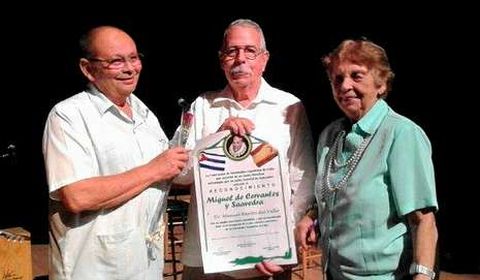 Barros ?en el centro- muestra el prestigioso galard�n recibido.