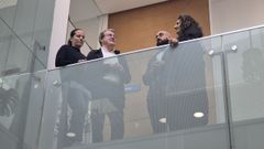 La alcaldesa de Bande (izda), Sandra Quintas, al lado del delegado Manuel Pardo, en el interior del edificio judicial de Bande.