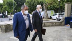 Issam Alnagm, exalcalde de Muras (izquierda), llegando a la Audiencia Provincial de Lugo para ser juzgado por un delito de prevaricacin en julio del 2021.