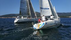 Imagen del Chispretr�n y el Camping R�a de Arosa en la regata.