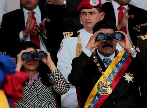 El presidente venezolano y su esposa con binoculares en una reciente maniobra militar. 