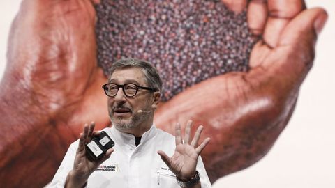 El chef Joan Roca, chef de El Celler de Can Roca, con tres estrellas Micheln en Girona, durante su ponencia  Los bancos de semillas y la proteccin de la biodiversidad' en la segunda jornada de la feria gastronmica Madrid Fusin que se celebra en Ifema