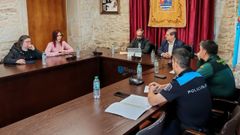 La presidenta de la ARE, Conchi Mart�nez Quint�ns (segunda por la izquierda), y la gerente de la entidad, Ana Vicente Albor�s (primera por la izquierda), junto al alcalde de Rianxo, el subdelegado del Gobierno en A Coru�a y responsables de la Guardia Civil y la Polic�a Local.