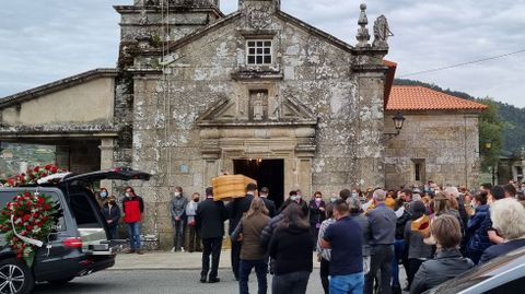 El entierro de Jssica Mendez, a media tarde del domingo, en la parroquia pontevedresa de Verducido. 