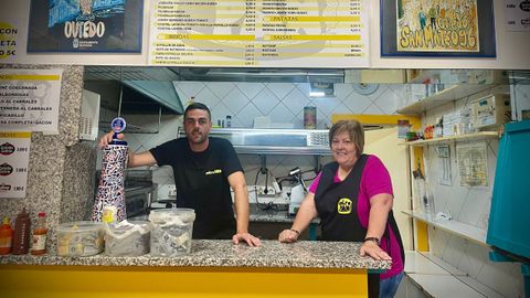 Javi y Susi en el interior del local en el que hacen bocadillos al momento los fines de semana.