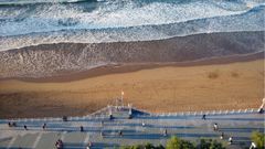La playa de San Lorenzo y el paseo del Muro, en Gij�n