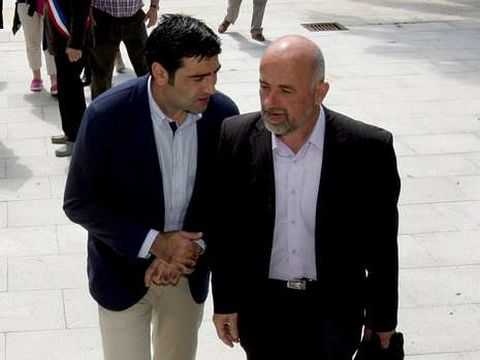 Cancio conversando con el actuar regidor, Casti�eira.