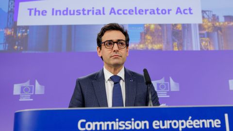 El vicepresidente de la Comisi�n Europea, el franc�s St�phane Sejourn�, durante la rueda de prensa en Bruselas. 