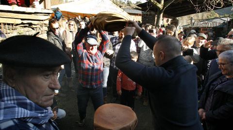 Un momento do proceso da pisa das castaas secas segundo o mtodo tradicional