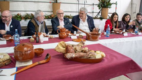 La mesa presidencial de la Festa do cocido de porco celta de Sarria
