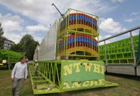 Los responsables de la noria iniciaron ayer su montaje en el parque carball�s del San Marti�o. 